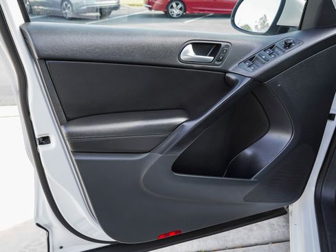 Used 2014 Volkswagen Tiguan S image 21