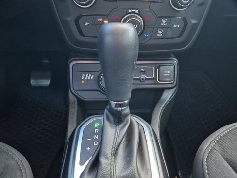 Used 2023 Jeep Renegade Latitude AWD/4WD image 19