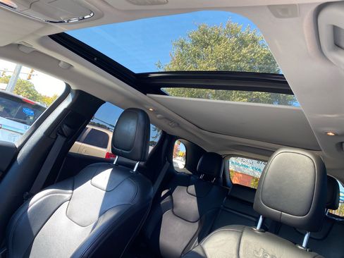 Used 2019 Jeep Cherokee Limited image 20