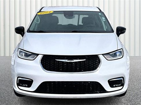 Used 2024 Chrysler Pacifica Touring-L image 3