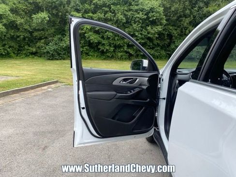 Used 2023 Chevrolet Traverse LT FWD image 13