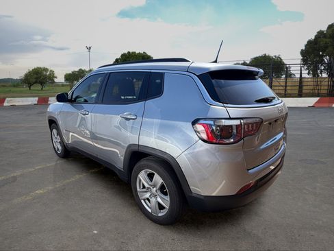 Used 2022 Jeep Compass Latitude FWD image 4