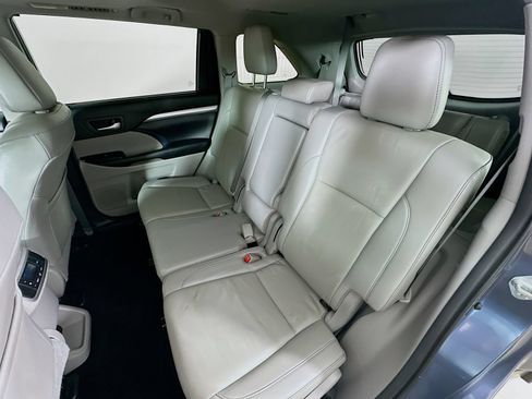 Used 2019 Toyota Highlander XLE AWD/4WD image 35