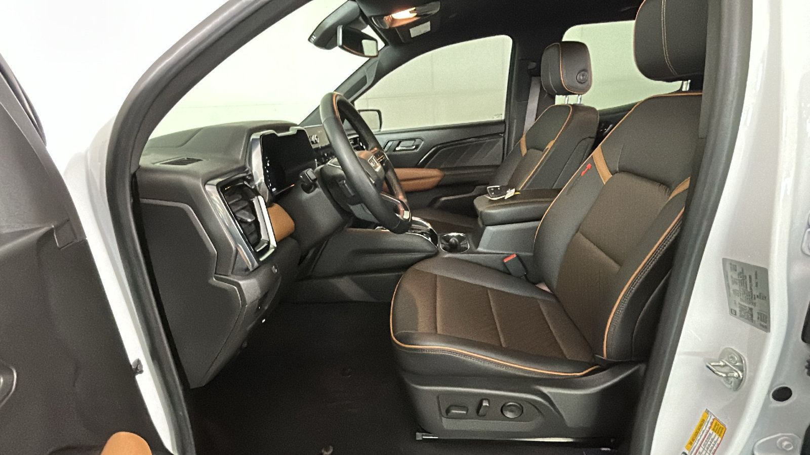 Used 2023 GMC Canyon AT4 w/ AT4 Premium Package AWD/4WD image 14