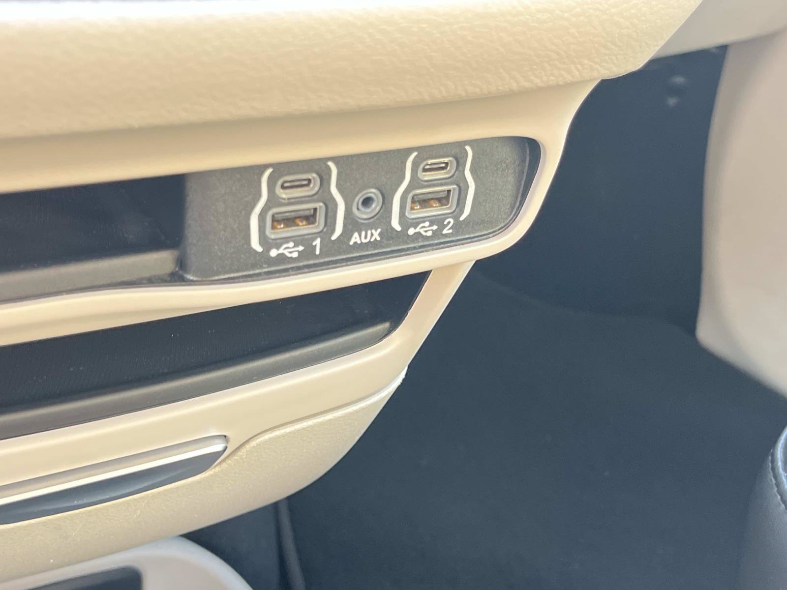 Used 2024 Chrysler Pacifica Touring-L FWD image 35