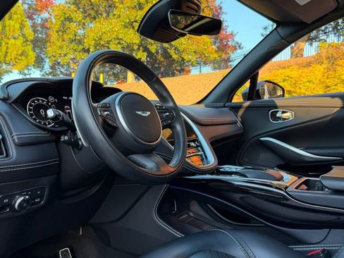 Used 2022 Aston Martin DBX image 3