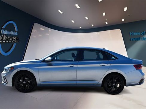 Certified 2025 Volkswagen Jetta SE image 7