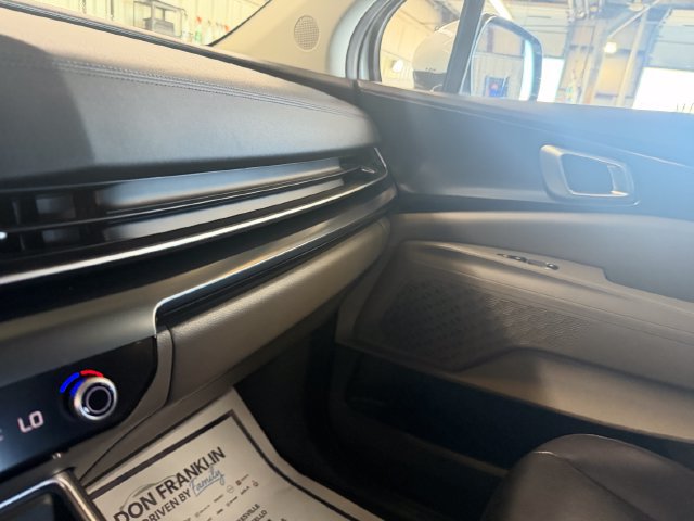 Used 2025 Kia Carnival FWD image 13