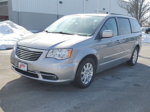Used 2016 Chrysler Town & Country Touring image 2