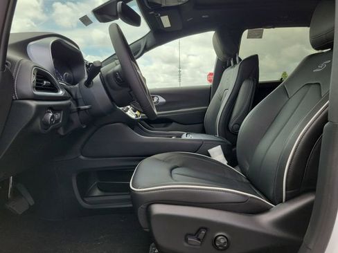 New 2026 Chrysler Pacifica Limited image 13