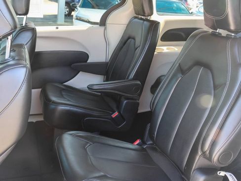 Used 2024 Chrysler Pacifica Touring-L FWD image 7