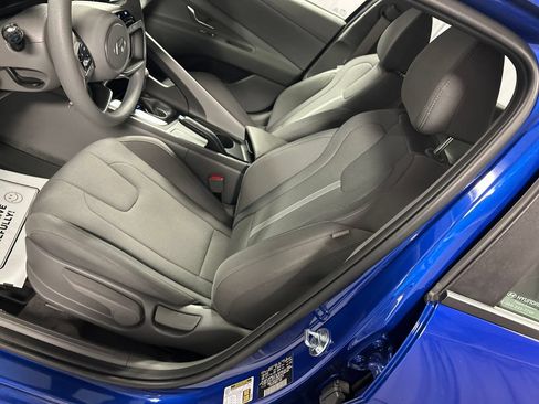 Used 2025 Hyundai Elantra SE FWD image 10