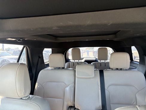 Used 2018 Ford Explorer XLT w/ Equipment Group 202A AWD/4WD image 18