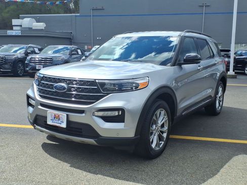 Certified 2023 Ford Explorer XLT w/ Equipment Group 202A AWD/4WD image 4