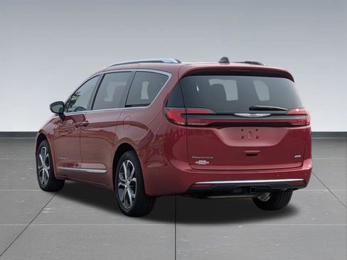 Used 2025 Chrysler Pacifica Pinnacle w/ Trailer Tow Group AWD/4WD image 3
