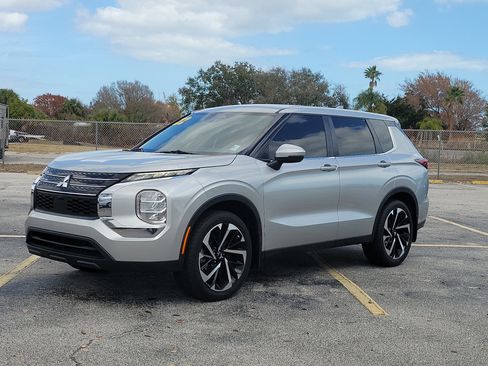 Used 2022 Mitsubishi Outlander ES image 2