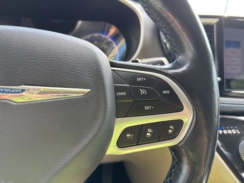 Used 2021 Chrysler Pacifica Touring-L image 33