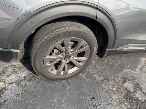 Used 2022 Ford Explorer XLT w/ Equipment Group 202A image 4