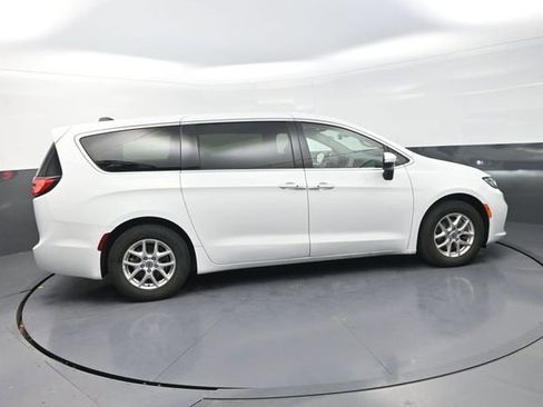 Used 2023 Chrysler Pacifica Touring-L image 8
