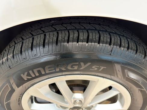 Used 2023 Kia Carnival LX image 10