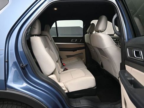 Used 2019 Ford Explorer XLT image 40