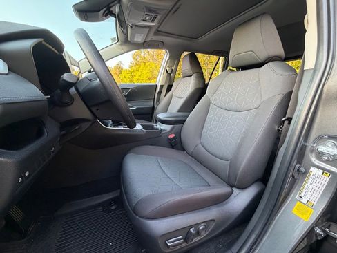 Used 2025 Toyota RAV4 XLE w/ Convenience Package image 5