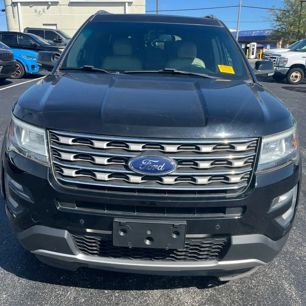 Used 2017 Ford Explorer XLT w/ Equipment Group 202A AWD/4WD image 2