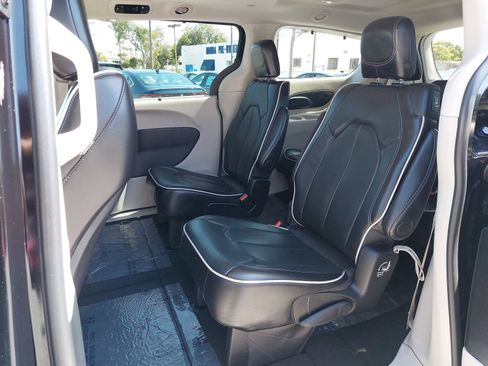 Used 2024 Chrysler Pacifica Limited FWD image 16