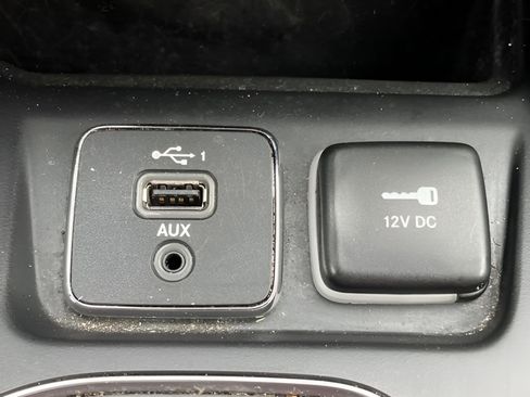 Used 2019 Jeep Cherokee Latitude w/ Popular Appearance Group FWD image 13