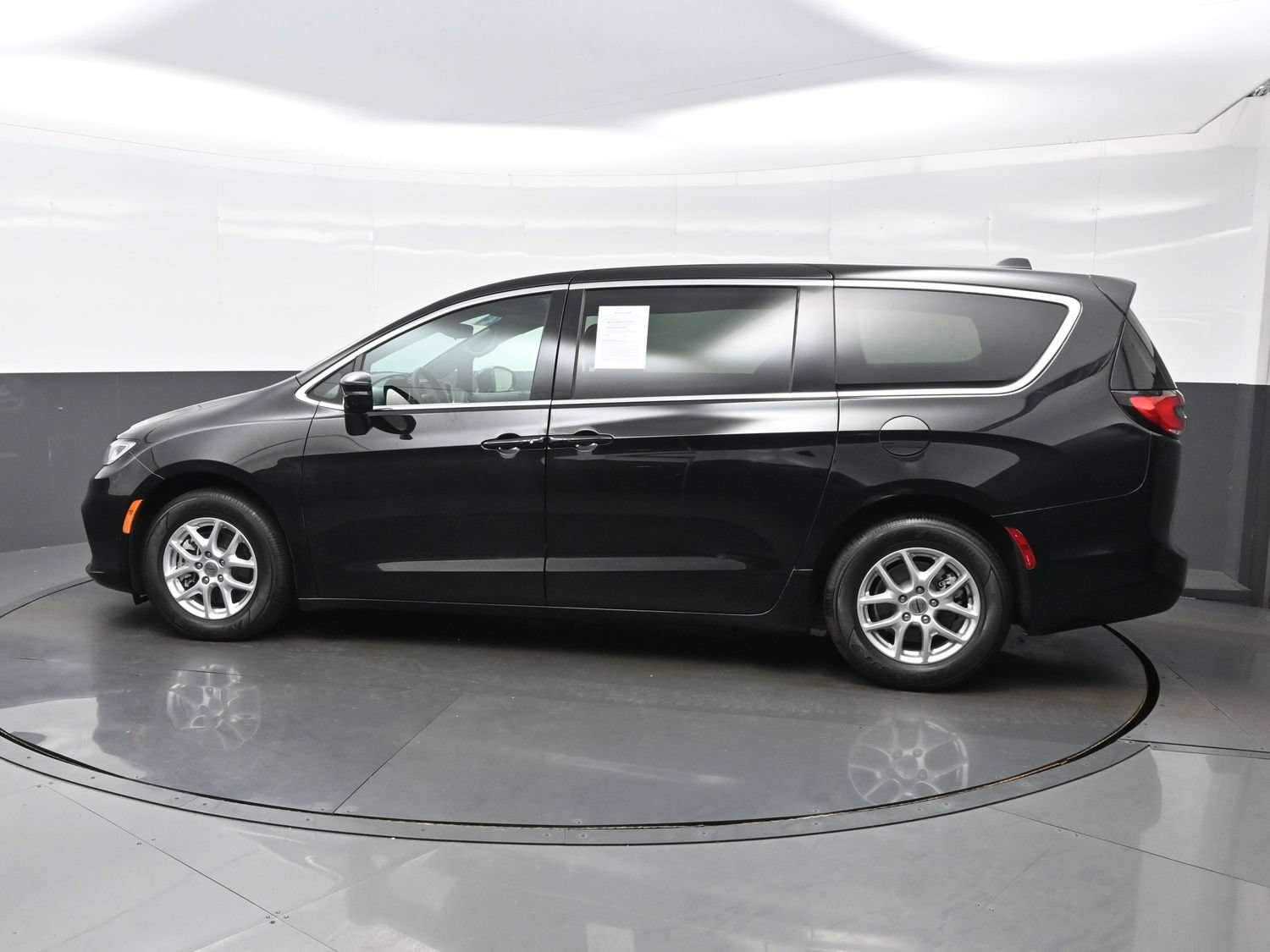 Used 2024 Chrysler Pacifica Touring FWD image 4