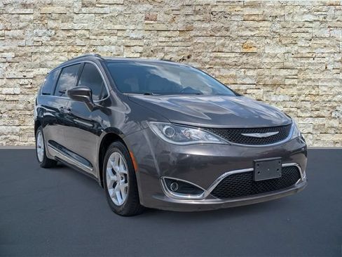 Used 2017 Chrysler Pacifica Touring-L Plus FWD image 2
