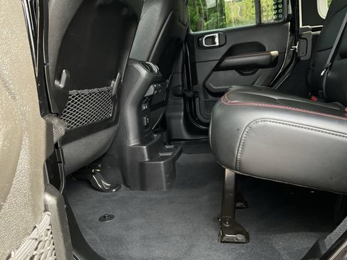 Used 2024 Jeep Wrangler Unlimited Rubicon AWD/4WD image 17