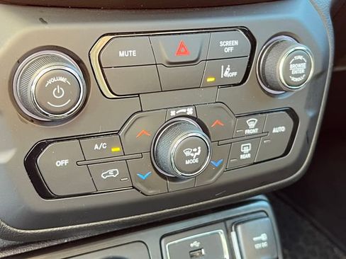 Used 2023 Jeep Renegade Latitude AWD/4WD image 27