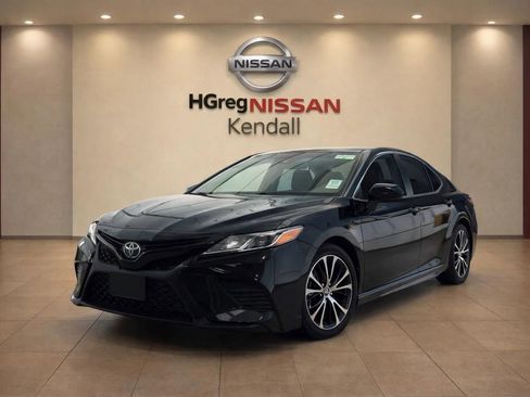 Used 2020 Toyota Camry SE image 3
