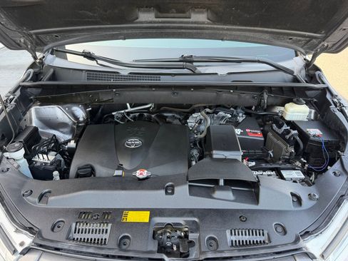 Used 2018 Toyota Highlander XLE FWD image 21