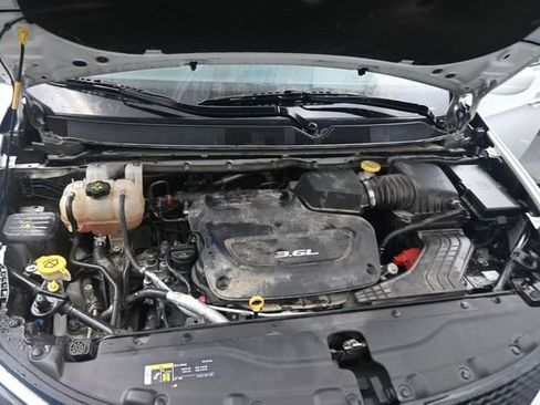 Used 2018 Chrysler Pacifica Touring Plus w/ Tire & Wheel Group FWD image 12