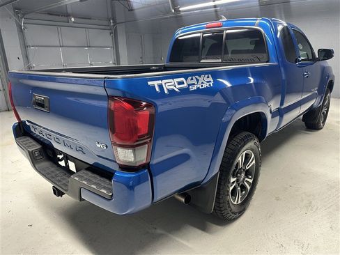 Used 2018 Toyota Tacoma TRD Sport image 7