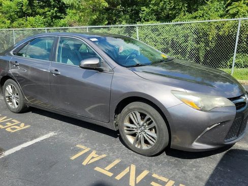 Used 2016 Toyota Camry SE FWD image 2