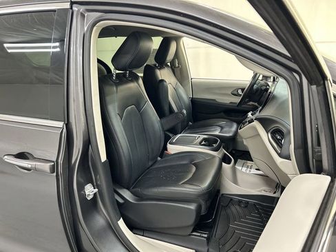 Used 2021 Chrysler Pacifica Touring-L AWD/4WD image 23