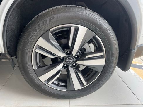 Certified 2025 Nissan Rogue SL w/ SL Premium Package FWD image 18