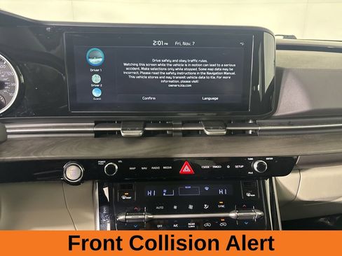 Used 2024 Kia Carnival EX image 15