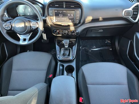 Used 2025 Kia Soul LX w/ LX Technology Package FWD image 17