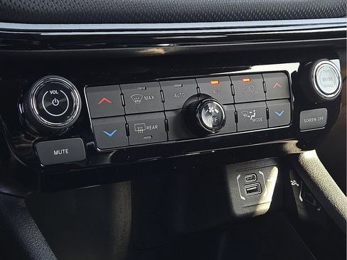 Used 2025 Jeep Compass Trailhawk w/ Sun & Sound Group image 14