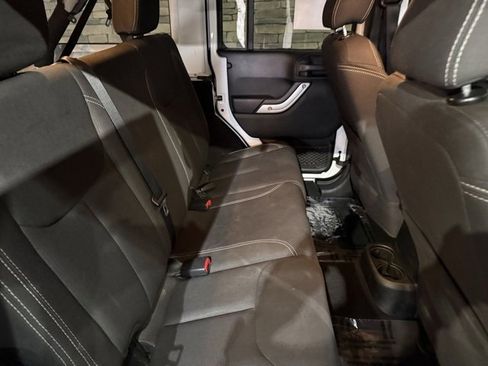 Used 2018 Jeep Wrangler Unlimited Sahara w/ Connectivity Group image 31