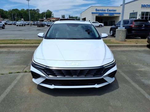 Used 2025 Hyundai Elantra Limited FWD image 2