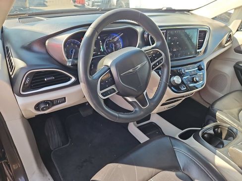 Used 2022 Chrysler Pacifica Touring-L FWD image 13