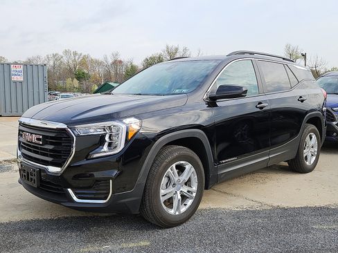 Used 2023 GMC Terrain SLE w/ Driver Convenience Package image 4