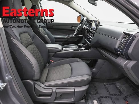 Used 2025 Nissan Pathfinder SV FWD image 24