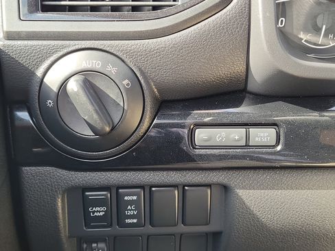 Used 2023 Nissan Titan SV w/ SV Convenience Package image 23