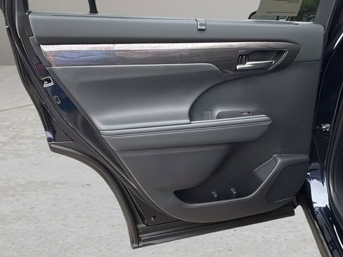 New 2026 Toyota Highlander Platinum AWD/4WD image 14
